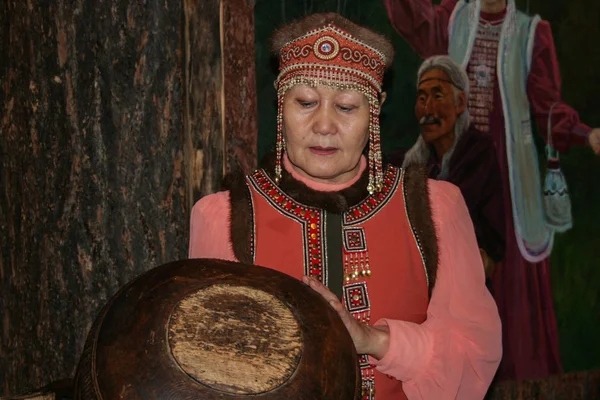 2008 Yakutsk Federacja Rosyjska Starsza Kobieta Tradycyjnym Stroju Zorganizuje Zwiedzanie — Zdjęcie stockowe