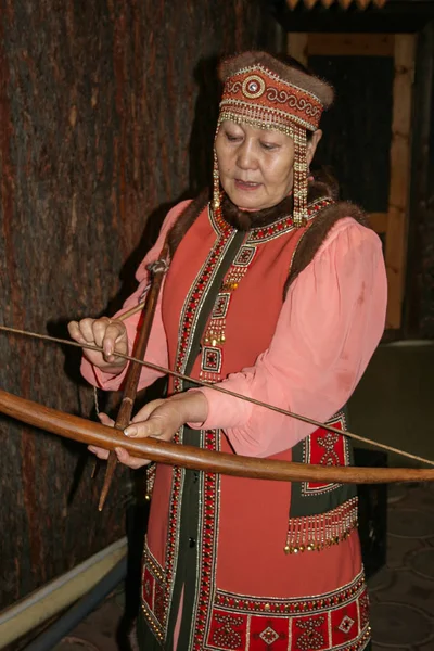 2008 Yakutsk Ryssland Äldre Kvinna Folkdräkt Bedriver Rundtur Museet Och — Stockfoto