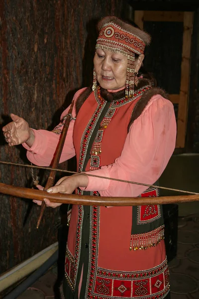 2008 Yakutsk Rusia Una Anciana Traje Nacional Realiza Recorrido Por — Foto de Stock