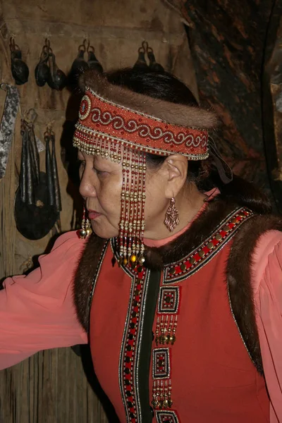 2008 Yakutsk Ryssland Äldre Kvinna Folkdräkt Bedriver Rundtur Museet Och — Stockfoto