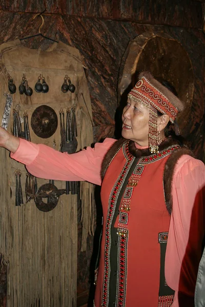 2008 Yakutsk Ryssland Äldre Kvinna Folkdräkt Bedriver Rundtur Museet Och — Stockfoto