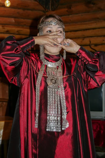 09.12.2008, Yakutsk, Rusya Federasyonu. Ulusal elbise giyen ve ulusal müzik aleti çalma genç bir kadın portresi. 