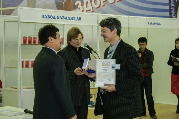 2008 Yakutsk Rusia Grupo Personas Una Exposición Dedicada Las Estructuras —  Fotos de Stock