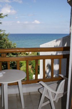 09.18.2008, Hersonissos, Girit, Yunanistan. Deniz ve bahçe balkon görünümü. 