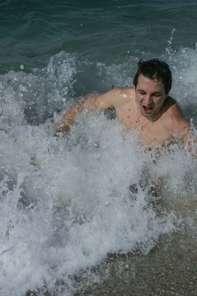 2008 ヘルソニソス クレタ島 ギリシャ ビーチで若い男 — ストック写真