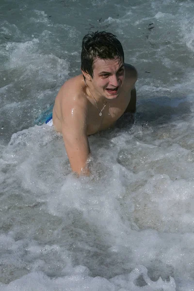 2008 Χερσόνησος Κρήτη Ελλάδα Ένας Νεαρός Άνδρας Στην Παραλία — Φωτογραφία Αρχείου