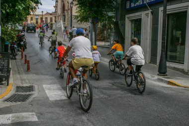 09.20.2008, Hersonissos, Girit, Yunanistan. Dar sokak hareket bicyclers bir grup.