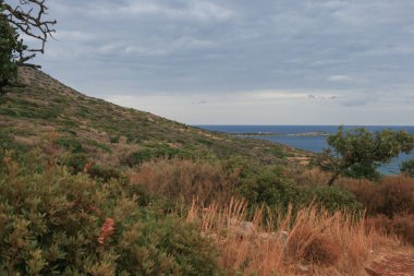 09.20.2008, Hersonissos, Girit, Yunanistan. Dağlar ve bir sahil ile deniz manzarası. Avrupa'da seyahat.