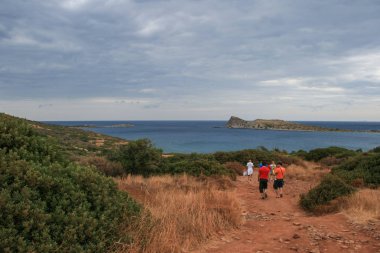 09.20.2008, Hersonissos, Girit, Yunanistan. Dağlar ve bir sahil ile deniz manzarası. Avrupa'da seyahat.