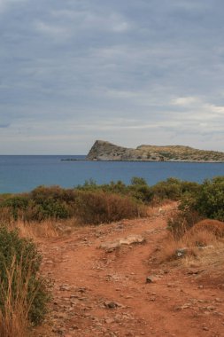09.20.2008, Hersonissos, Girit, Yunanistan. Dağlar ve bir sahil ile deniz manzarası. Avrupa'da seyahat.