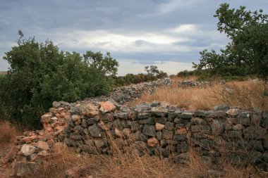 09.20.2008, Hersonissos, Girit, Yunanistan. Tepeler ve antik kalıntıların peyzaj.