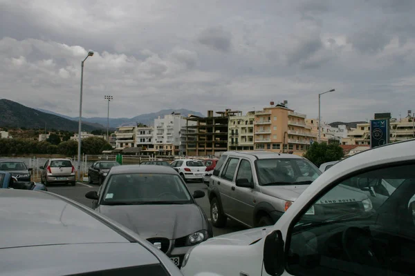 2008 Hersonissos Creta Grécia Carros Porto Fundo Céu Cinzento — Fotografia de Stock