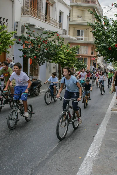 09.20.2008, Hersonissos, Girit, Yunanistan. Dar sokak hareket bicyclers bir grup.