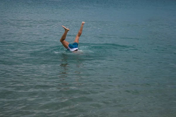 2008 Херсонес Крит Греція Молода Людина Ноги Над Водою Хлопець — стокове фото