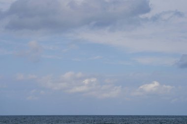 09.22.2008, Hersonissos, Girit, Yunanistan. Ufuk çizgisi ve bulutlu gökyüzü ile deniz manzarası.