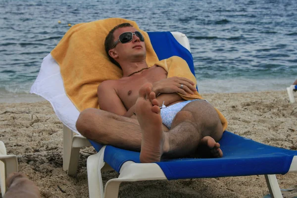 2008 Χερσόνησος Κρήτη Ελλάδα Νέος Άνθρωπος Φορώντας Μαγιό Ξαπλωμένος Μια — Φωτογραφία Αρχείου