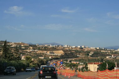 09.23.2008, Hersonissos, Girit, Yunanistan. Avrupa araba ile seyahat. Mavi gökyüzü arka plan üzerinde yol görünümü. 