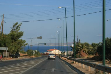 09.23.2008, Hersonissos, Girit, Yunanistan. Avrupa araba ile seyahat. Mavi gökyüzü arka plan üzerinde yol görünümü. 