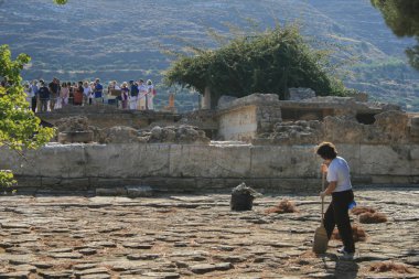 09.23.2008, Hersonissos, Girit, Yunanistan. Avrupa araba ile seyahat. Yunan Knossos Sarayı ve turist grup antik kalıntıları.
