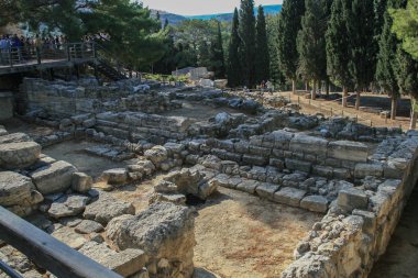 09.23.2008, Hersonissos, Girit, Yunanistan. Avrupa araba ile seyahat. Yunan Knossos Sarayı ve turist grup antik kalıntıları.