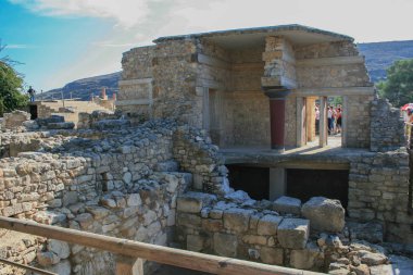 09.23.2008, Hersonissos, Girit, Yunanistan. Avrupa araba ile seyahat. Yunan Knossos Sarayı ve turist grup antik kalıntıları.