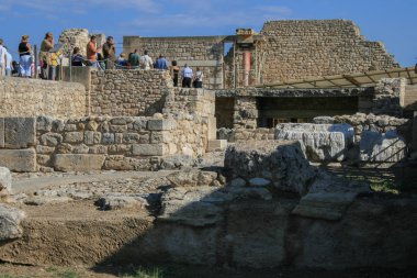 09.23.2008, Hersonissos, Girit, Yunanistan. Avrupa araba ile seyahat. Yunan Knossos Sarayı ve turist grup antik kalıntıları.