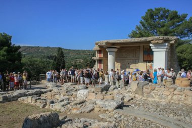 09.23.2008, Hersonissos, Girit, Yunanistan. Avrupa araba ile seyahat. Yunan Knossos Sarayı ve turist grup antik kalıntıları.