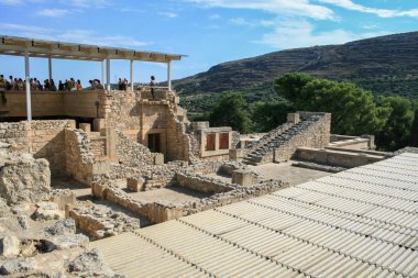 09.23.2008, Hersonissos, Girit, Yunanistan. Avrupa araba ile seyahat. Yunan Knossos Sarayı ve turist grup antik kalıntıları.