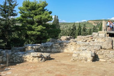 09.23.2008, Hersonissos, Girit, Yunanistan. Avrupa araba ile seyahat. Yunan Knossos Sarayı ve turist grup antik kalıntıları.
