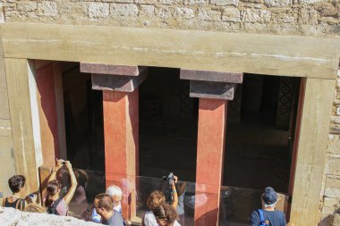 09.23.2008, Hersonissos, Girit, Yunanistan. Avrupa araba ile seyahat. Antik kalıntıları Yunan Knossos Sarayı ve turist Grup elemanları.