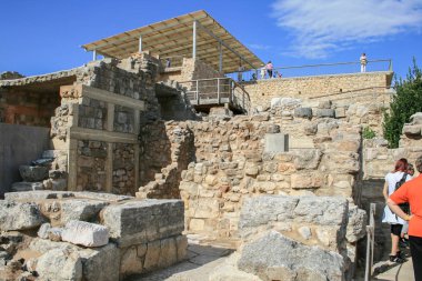 09.23.2008, Hersonissos, Girit, Yunanistan. Avrupa araba ile seyahat. Yunan Knossos Sarayı ve turist grup antik kalıntıları.