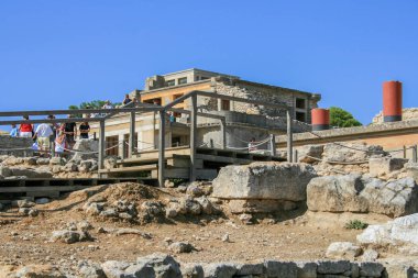 09.23.2008, Hersonissos, Girit, Yunanistan. Avrupa araba ile seyahat. Yunan Knossos Sarayı ve turist grup antik kalıntıları.