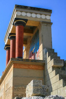 09.23.2008, Hersonissos, Girit, Yunanistan. Avrupa araba ile seyahat. Yunan Knossos Sarayı ve turist grup antik kalıntıları.