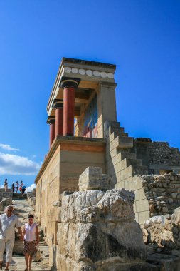09.23.2008, Hersonissos, Girit, Yunanistan. Avrupa araba ile seyahat. Yunan Knossos Sarayı ve turist grup antik kalıntıları.