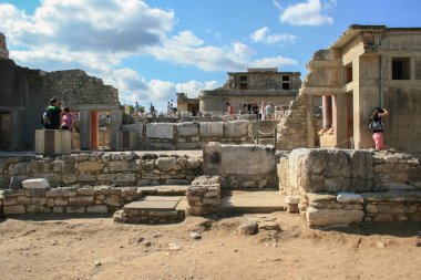 09.23.2008, Hersonissos, Girit, Yunanistan. Avrupa araba ile seyahat. Yunan Knossos Sarayı ve turist grup antik kalıntıları.