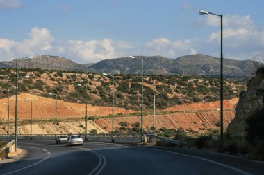 09.23.2008, Hersonissos, Girit, Yunanistan. Avrupa araba ile seyahat. Mavi gökyüzü arka plan üzerinde yol görünümü. 