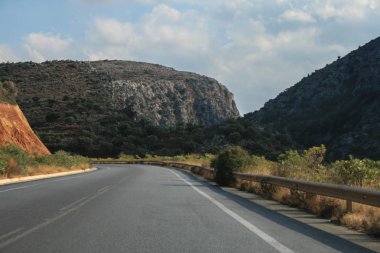 09.23.2008, Hersonissos, Girit, Yunanistan. Avrupa araba ile seyahat. Mavi gökyüzü arka plan üzerinde yol görünümü. 