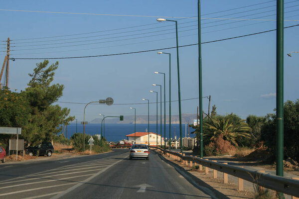09.23.2008, Херсониссос, Крит, Греция. Путешествуйте по Европе на машине. Вид на дорогу на фоне голубого неба
. 