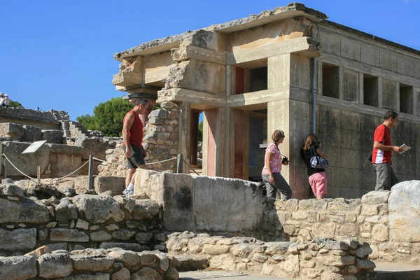 09.23.2008, Hersonissos, Girit, Yunanistan. Avrupa araba ile seyahat. Yunan Knossos Sarayı ve turist grup antik kalıntıları.