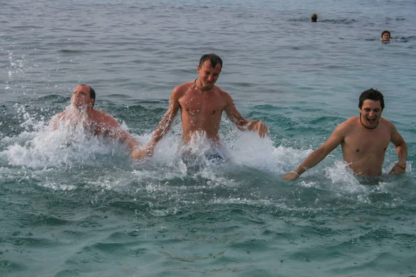 2008 赫索尼索斯 克里特 在希腊各地旅行 一群年轻人在海岸附近的海浪中飞溅 — 图库照片
