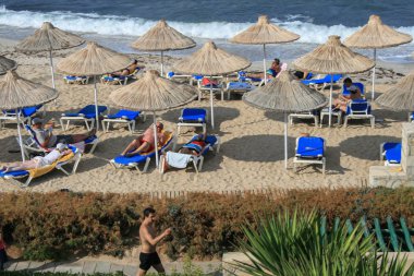 09.27.2008, Hersonissos, Girit, Yunanistan. Yunanistan Seyahat. İnsanlar sahilde rahatlatıcı.