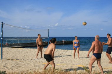09.27.2008, Hersonissos, Girit, Yunanistan. Yunanistan Seyahat. Plaj voleybolu güneşli gün mesleki oynayanlar Grup. 
