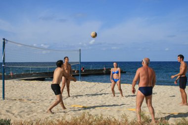 09.27.2008, Hersonissos, Girit, Yunanistan. Yunanistan Seyahat. Plaj voleybolu güneşli gün mesleki oynayanlar Grup. 