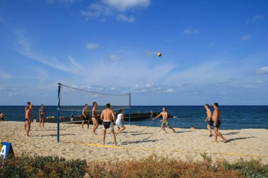 09.27.2008, Hersonissos, Girit, Yunanistan. Yunanistan Seyahat. Plaj voleybolu güneşli gün mesleki oynayanlar Grup. 