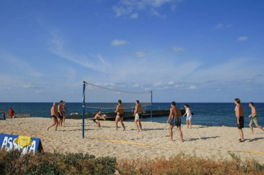 09.27.2008, Hersonissos, Girit, Yunanistan. Yunanistan Seyahat. Plaj voleybolu güneşli gün mesleki oynayanlar Grup. 