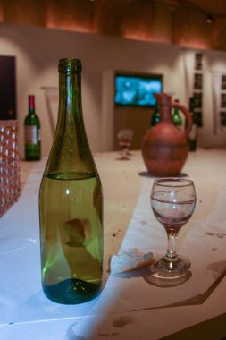 10.19.2008, Moscow, Rusya Federasyonu. Yaşam tarzı şişe ve diğer yemekleri masada. Cam yemekleri.