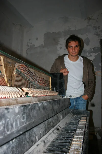 2008 Mosca Russia Giovanotto Che Suona Piano Vecchio Pianoforte Camera — Foto Stock