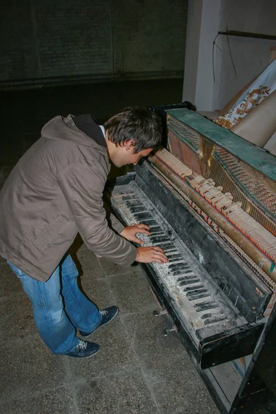 2008 Moskva Russland Ung Mann Som Spiller Piano Gammelt Piano – stockfoto
