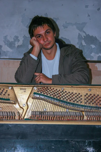 2008 Mosca Russia Giovanotto Dietro Vecchio Pianoforte Vecchio Strumento Musicale — Foto Stock