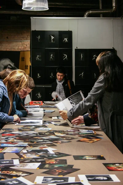 2008 Moskou Rusland Een Groep Mensen Boekwinkel Interieur Van Kunstgalerij — Stockfoto